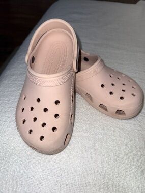 Crocs Kids Lightweight Pink Clog Shoes J 2